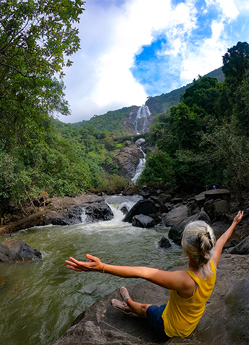 Secretaria que representa la presentación de la empresa, con naturaleza, idiomas y diversión