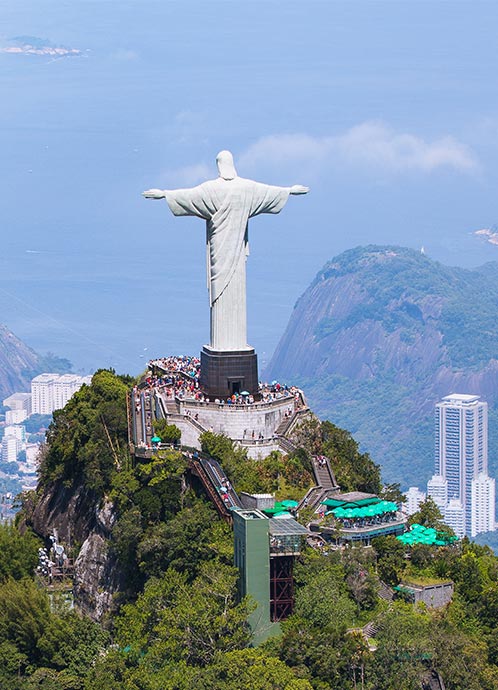 Secretaria que representa la presentación de la empresa, con naturaleza, idiomas y diversión